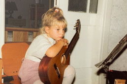 judith-beschow-gitarre-dresden-kinderbild-01